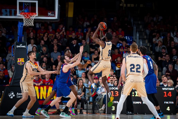 El UCAM CB lo pelea pero no le da ante un Barça superior en el Palau: se aleja el tercer puesto