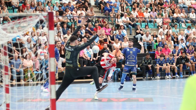 El Fertiberia  lucha hasta el final en Cangas pero se vuelve sin puntos