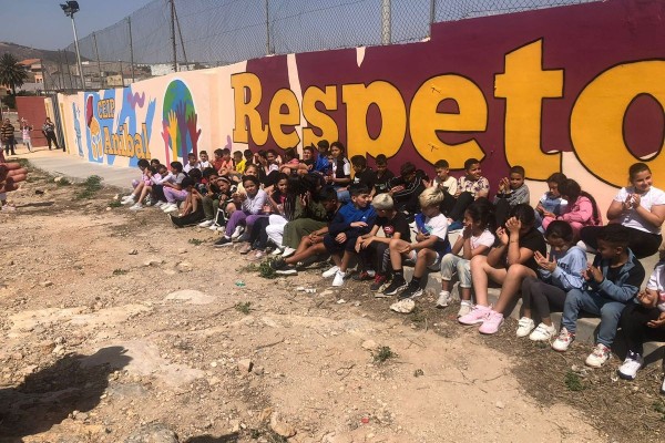 Alumnos del CEIP Aníbal de Los Mateos  de Cartagena llenan de color su colegio con un mural