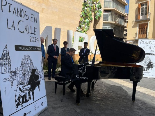 Cientos de intérpretes harán sonar dos pianos de cola durante todo el sábado en Alfonso X y la plaza Belluga de Murcia