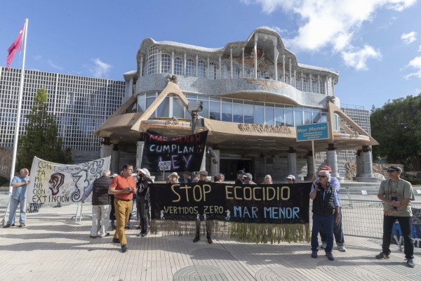Agricultores y ecologistas: protestas encontradas a las puertas de la Asamblea por el Mar Menor