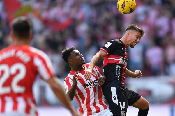 Un Efesé con poco juego y sin gol cae en El Molinón y sigue cediendo fuelle en la pelea por salvarse