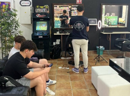 La fiebre por las 'barbershop' toma las calles de Murcia: de cortes de pelo a lugar de reunión