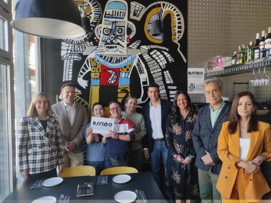 Artistas de ASSIDO llenan de color las paredes del restaurante de la Fundación Pedro Cano