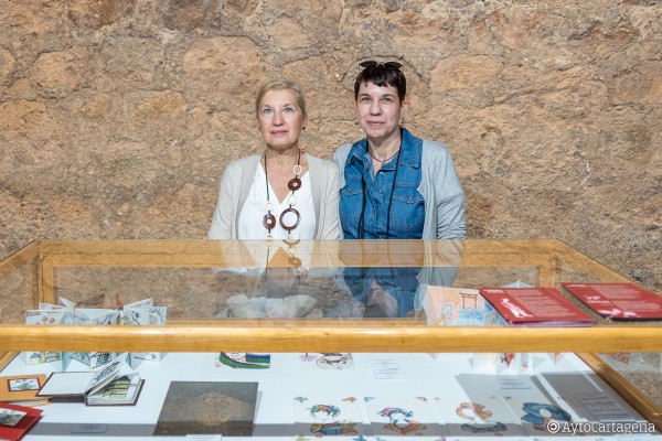 Las hermanas artistas Macarena y María del Mar Marín exponen 'Tamaño postal' en la sala Dora Catarineu de Cartagena