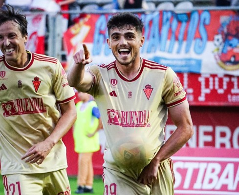 Un sólido Murcia gana con gol de Carrión y se engancha a la pelea: a tres puntos de la promoción
