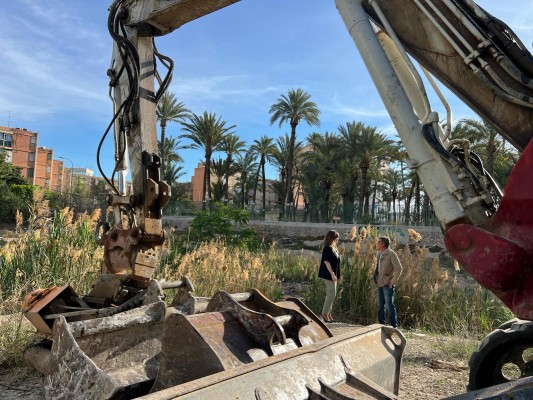 Murcia se gasta 8.000 euros para limpiar un solar insalubre en pleno centro de La Paz