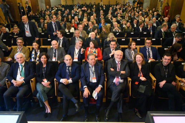 ¿Cómo ve la sociedad a los empresarios? El 77% de los españoles positivamente, 'a pesar de la política'