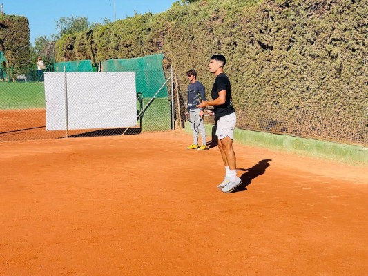 Alcaraz entrena en tierra ya en El Palmar y vive las Fiestas de Primavera en casa

