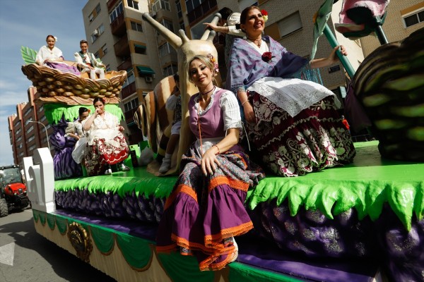 El gran desfile del Bando de la Huerta recupera las carrozas de cartón piedra