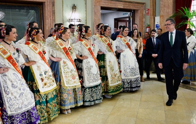 El alcalde recibe a las Reinas de la Huerta: 