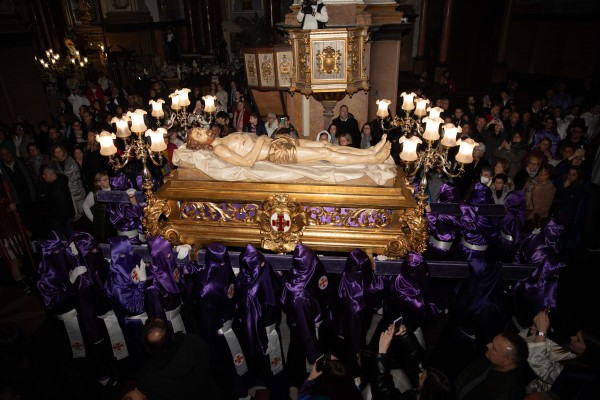 Vila-real enmudeix amb la processó del Sant Soterrament 