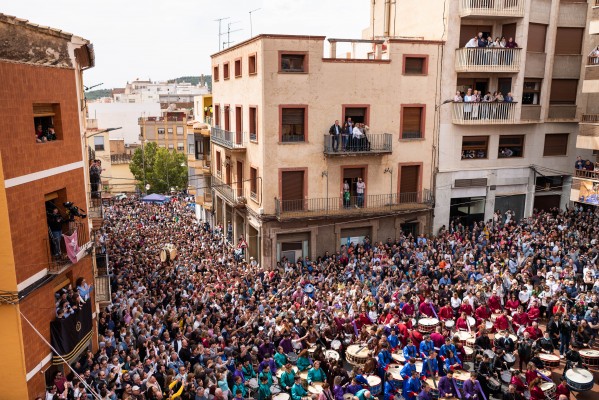 Rozalén y Bea Romero inician una multitudinaria y vibrante Rompida de la Hora en l'Alcora
