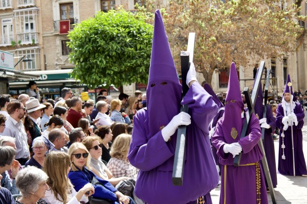 El morado de los 'salzillos' viste las calles de Murcia en un Viernes Santo de procesión y penitencia