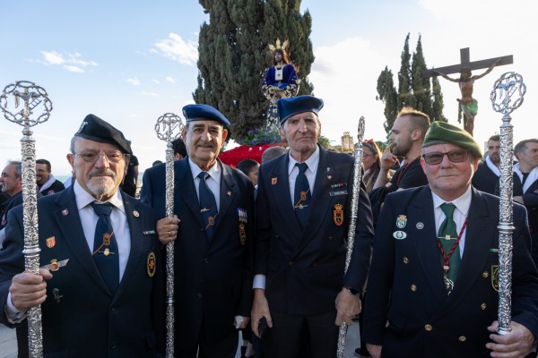 La hermandad de Santa Cruz sortea el viento y llena el Centro de Alicante