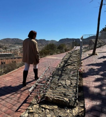 Deficiencias en el Parque Torres de Cartagena: vallas en el suelo, aceras levantadas y carteles ilegibles