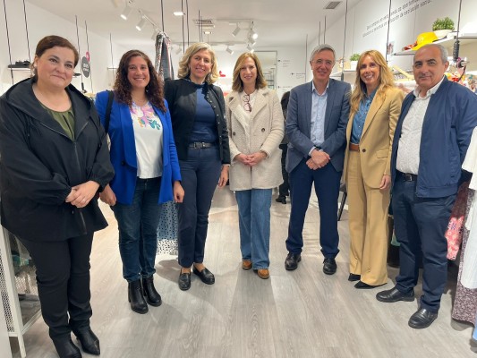 El Ayuntamiento de Murcia colabora con Cáritas para fomentar la inserción laboral en la tienda 'Moda-Re'