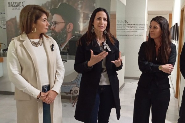 La artista Laura Molina da la bienvenida a la primavera en Cartagena con su exposición 'Pétalos'