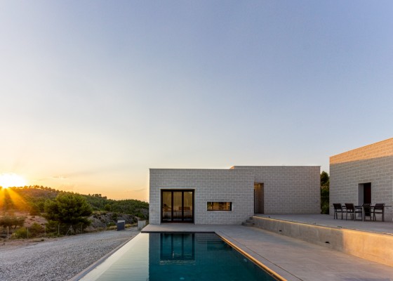 La casa autosuficiente que se fusiona con el paisaje en Cehegín: elegante sobriedad entre pinos y cubos