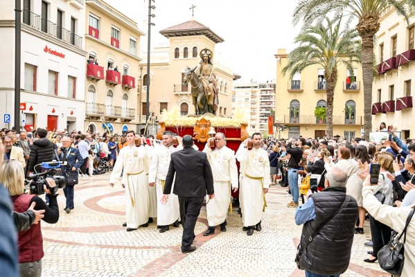Más de 65.000 ilicitanos celebran el Domingo de Ramos con las tradicionales palmas blancas