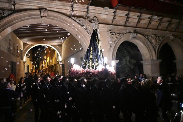 La Soledad llenó de emoción las calles de Lorca con López Miras como portapasos un año más