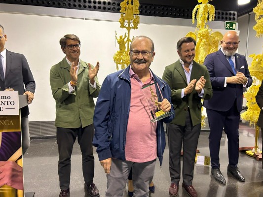 Manolo Berná gana el Concurso de Palma Blanca de Elche en la categoría libre formato especial
