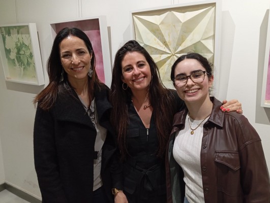 Laura Molina da la bienvenida a la primavera con su exposición `Pétalos´

