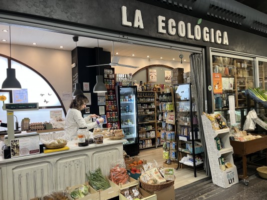 La lucha de las pequeñas tiendas 'eco' de la Región para sobrevivir: atención personalizada vs precios bajos