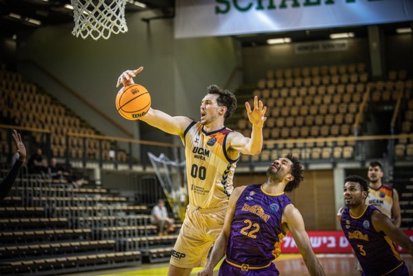 El UCAM CB, a los cuartos europeos como primero pese a perder ante el Hapoel Holon en Hungría