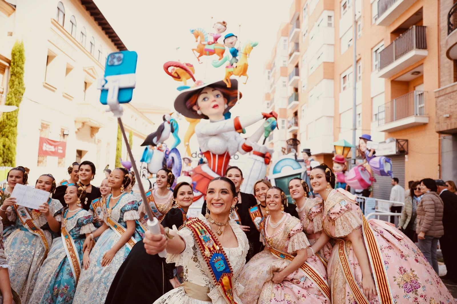 Las Reinas Falleras de Burriana continúan con la visita oficial a los monumentos falleros

