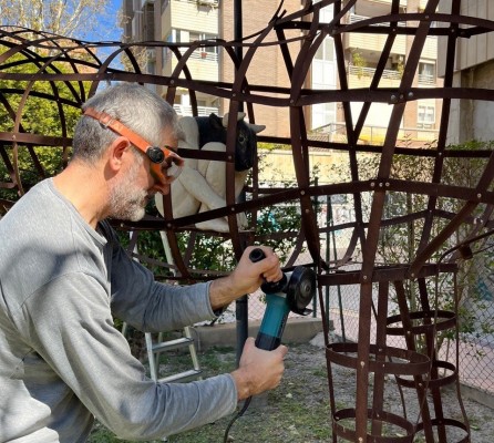 Una escultura de Yagües habitará en un jardín privado del barrio de Santa María de Murcia para disfrute de todos