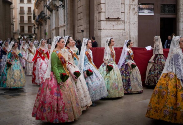 El fervor de miles de falleros empieza a tejer con claveles el manto de la Virgen