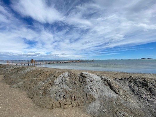 El remangado en las playas de Los Urrutias y Los Nietos recupera más de 1.100 metros cúbicos de arena este año

