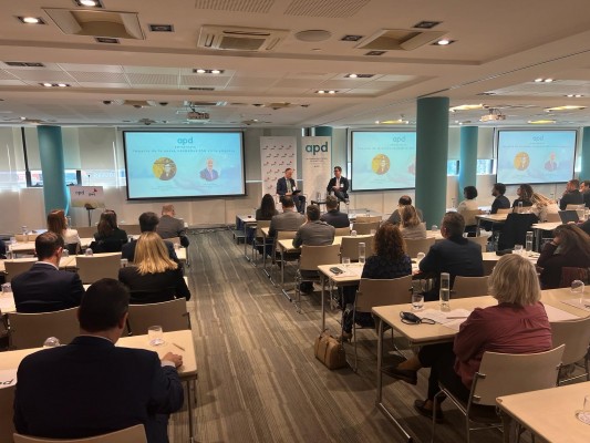 APD y PwC analizan el auge de las estrategias ESG ante un centenar de empresarios en Murcia