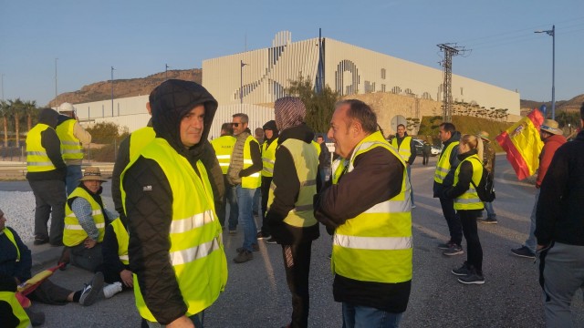 Los agricultores de la Región retoman las protestas y se concentran a las puertas de Primafrio