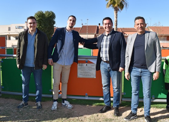 Manuel Piqueras da nombre a la pista multideporte del parque Paco Rabal en Las Torres 