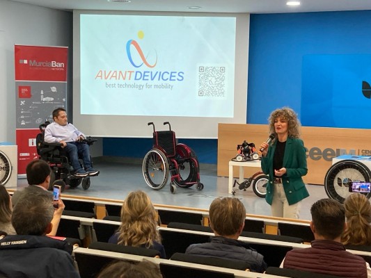 La murciana Avant Devices abre una ronda de financiación para convertir las sillas de rueda manuales en eléctricas