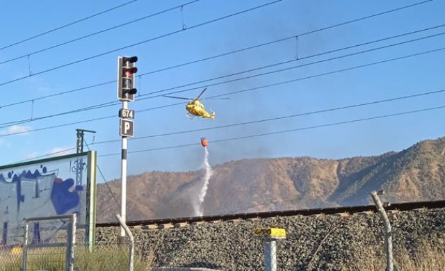 Cortado el tráfico ferroviario entre Beniaján y Torreagüera por un incendio en las vías 