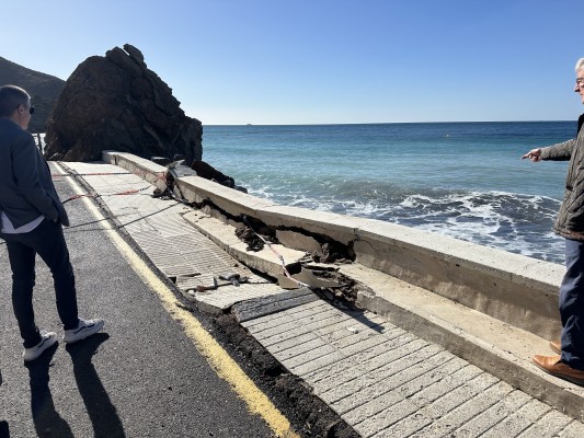 El temporal tumba muros y hunde la carretera y la acera del paseo en El Portús