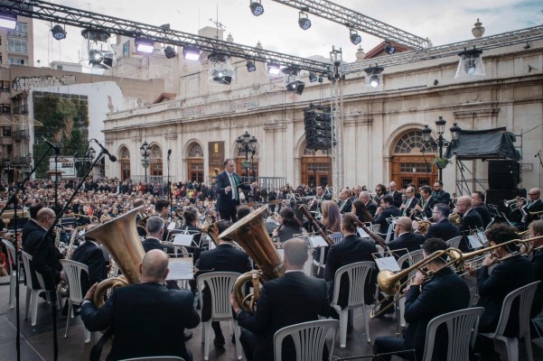 Las bandas internacionales ponen el toque de música a clausura de la Magdalena 2024
