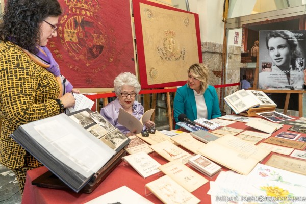 La poeta María Teresa Cervantes entrega parte de su legado al archivo municipal de Cartagena