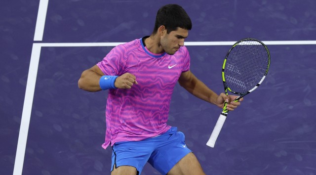 Alcaraz inicia la defensa del título en Indian Wells remontando con un 6-0 y un 6-1 ante Arnaldi