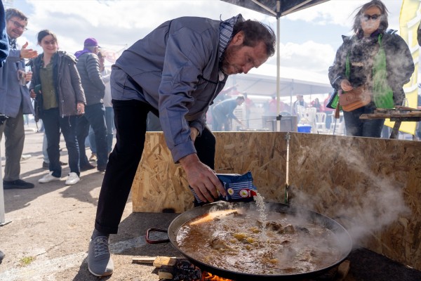El ministro Óscar Puente cocina una paella en la Fiesta de la Logística en València