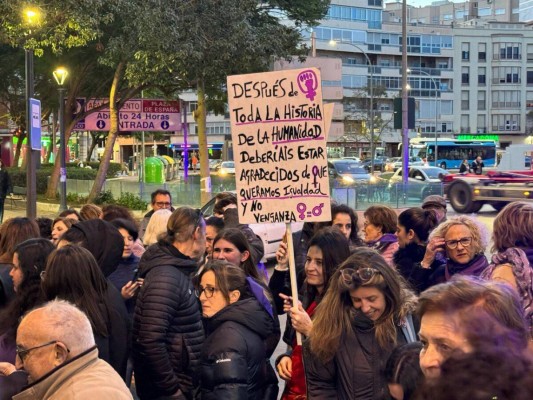 Una marea morada de reivindicaciones feministas inunda la Región: el 8M toma las calles