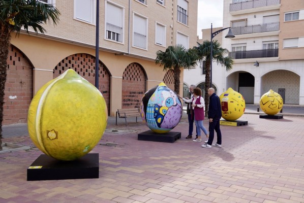 Los limones gigantes de la exposición 'Lemon Art' se quedan a vivir en Santomera: están diseñados por 16 artistas
