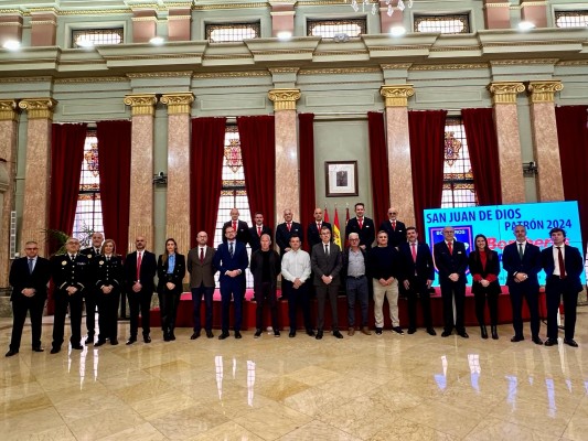 Murcia premia la labor de cuatro bomberos recién jubilados 