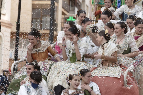 El Coso llena de color la Magdalena: 5.500 kilos de confeti hacen las delicias de los castellonenses