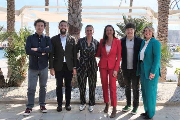 Políticos, empresarios y deportistas de Cartagena examinan los platos elaborados por los concursantes de MasterChef en la ciudad 