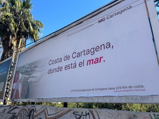 MC lanza su peculiar campaña de promoción de Cartagena en las vallas de algunas calles de Murcia: 