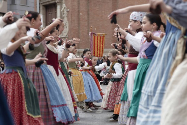 Miles de niñas y niños iluminan la fiesta con una cabalgata colorista y repleta de emociones